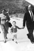 1960 - UNA FAMIGLIA A PASSEGGIO PER VIA STARZE, VICINO AL PASSAGGIO AL LIVELLO. DA SIN. FILOMENA ROCCHIO, IL "PICCOLO" SAVERIO FORTE E PASQUALE FORTE.