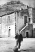 1960 - UNA FOTO PREMONITRICE. SERGIO SIRAVO ALL'ETA' DI 4 ANNI CON UN PALLONE. CHISSA' SE PENSAVA GIA' ALLORA DI DIVENTARE LA BANDIERA DEL CALCIO DI ROCCARAVINDOLA?