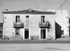 1976 - LA CASA DI PASQUALE CASTALDI (FACMO) CON ANNESSA OFFICINA MECCANICA. POCO DOPO LA CASA FU DEMOLITA PER PERMETTERE LA COSTRUZIONE DELLO SVINCOLO STRADALE SULLA TRATTA VENAFRO-ROCCARASO-PESCARA