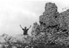 1962 - FELICE PERNA SUL CASTELLO DI ROCCA ALTA. QUALCHE MURO ERA ANCORA VISIBILE