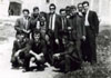 1966 - UNA BELLISSIMA FOTO DI UN GRUPPO DI AMICI SULLA PIAZZA DELLA CHIESA. I "RAGAZZI" SONO: (in piedi) ANTONIO PERNA (TATON'), OTTAVIO PACIFICO DI S. EUSANIO, OTTAVIO TARTAGLIONE , PASQUALE DI CRISTINZI (I CAPOCC'), ALDORINDO TARTAGLIONE, FRANCO MORELLI, SEVERINO CACCIA, MICHELE FIACCHINO E FRANCO DI MAURO; (accosciati da sin.) ANTONIO PACIFICO DI S.EUSANIO, ? (se qualcuno riconosce la persona al centro  pregato di comunicarcelo) E VINCENZO CASTALDI.