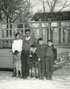 1968 - CARLO BUCCIERI CON ALCUNI BAMBINI SUL PIAZZALE DELLA STAZIONE FERROVIARIA.