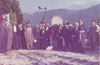 1971 - ANCORA UN'IMMAGINE DELLA FESTA IN ONORE DEI CAVALIERI DI VITTORIO VENETO, IN POSA CON IL SINDACO GUIDO IZZI DAVANTI AL MONUMENTO FRANCESE.