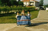 1994 - IL GIORNO DELLA VITTORIA DEL ROCCARAVINDOLA NEL CAMPIONATO DI ECCELLENZA. NELLA FOTO 3 BAMBINI FESTEGGIANO CON UNA BANDIERA BLUCERCHIATA: AL CENTRO AGOSTINO DI GIACOMO E AI LATI 2 ATTUALI GIOCATORI DEL ROCCARAVINDOLA (A SIN. VINCENZO DI CRISTINZI E A DESTRA ALESSIO ROCCIO).