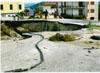 1993 - IL PONTE SULLA STATALE CROLLATO DOPO L'ALLUVIONE CHE PROVOCO' LO STRARIPAMENTO DEL FIUME VOLTURNO E DEL TORRENTE RAVA. NOTATE IL SEGNO DEL LIVELLO DELL'ACQUA RIMASTO SULLA PARETE DELLA CASA BIANCA DI FRONTE