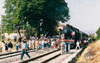 1986 - IL CENTENARIO DELL'INAUGURAZIONE DELLA TRATTA FERROVIARIA VAIRANO-ROCCARAVINDOLA. NELLA FOTO L'ARRIVO ALLA STAZIONE DI ROCCARAVINDOLA DEL TRENO SPECIALE TRAINATO DA UNA BELLISSIMA LOCOMOTIVA A VAPORE.