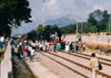 1986 - IL CENTENARIO DELL'INAUGURAZIONE DELLA TRATTA FERROVIARIA VAIRANO-ROCCARAVINDOLA. NELLA FOTO L'ARRIVO ALLA STAZIONE DI ROCCARAVINDOLA DEL TRENO SPECIALE TRAINATO DA UNA BELLISSIMA LOCOMOTIVA A VAPORE.