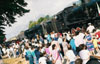 1986 - IL CENTENARIO DELL'INAUGURAZIONE DELLA TRATTA FERROVIARIA VAIRANO-ROCCARAVINDOLA. NELLA FOTO L'ARRIVO ALLA STAZIONE DI ROCCARAVINDOLA DEL TRENO SPECIALE TRAINATO DA UNA BELLISSIMA LOCOMOTIVA A VAPORE.