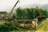 1995 - LAVORI IN CORSO PER LA RICOSTRUZIONE DEL PONTE SULLA STATALE CHE NELL'OTTOBRE 1993 ERA CROLLATO DOPO L'ALLUVIONE. NELLA FOTO NOTATE, IN BASSO,  ANCHE I RAGAZZI DELLE SCUOLE MEDIE CHE ATTRAVERSANO LA PASSERELLA PER RECARSI A SCUOLA.